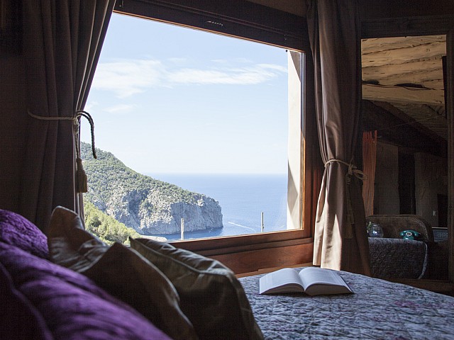 Dormitori amb vistes  d'una villa única de luxe  en lloguer a Portixol, Eivissa
