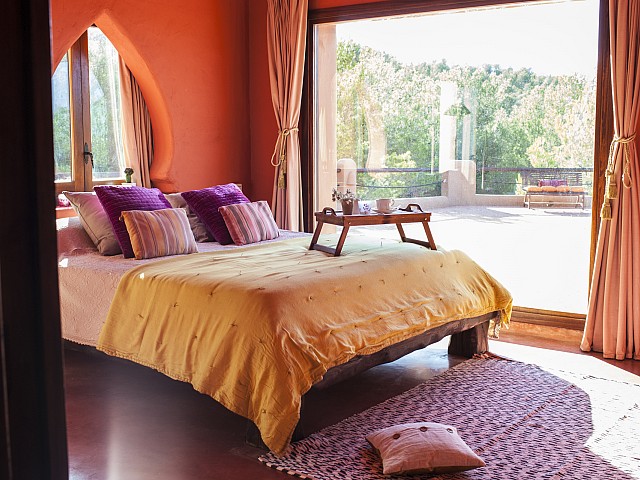 Dormitorio de preciosa villa en alquiler con vistas panorámicas en San Miguel, Ibiza