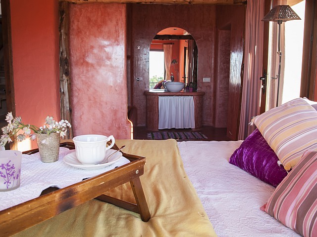 Dormitorio de preciosa villa en alquiler con vistas panorámicas en San Miguel, Ibiza