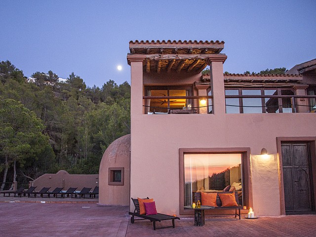 Fachada de preciosa villa en alquiler con vistas panorámicas en San Miguel, Ibiza