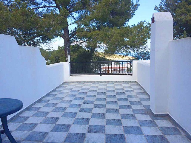 Terraza de complejo residencial de apartamentos en venta en la bahia de Portinax, Ibiza