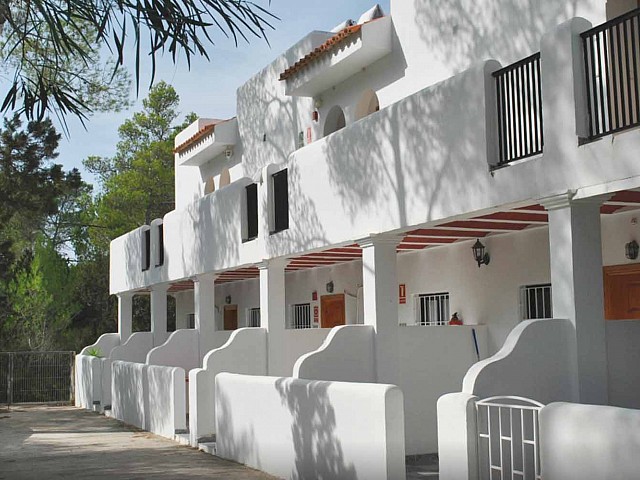 Fachada de complejo residencial de apartamentos en venta en la bahia de Portinax, Ibiza