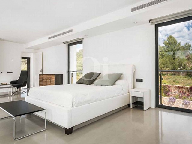 Schlafzimmer einer luxuriösen Villa zum Verkauf in Santa Gertrudis, Ibiza