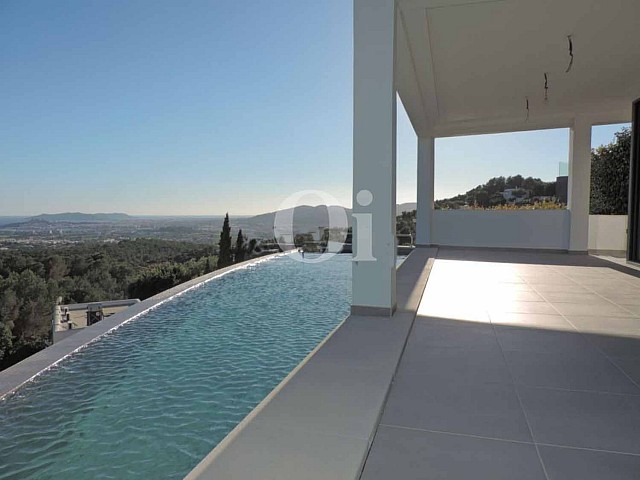 Piscina propia de impresionante villa en venta en Can Furnet, Ibiza
