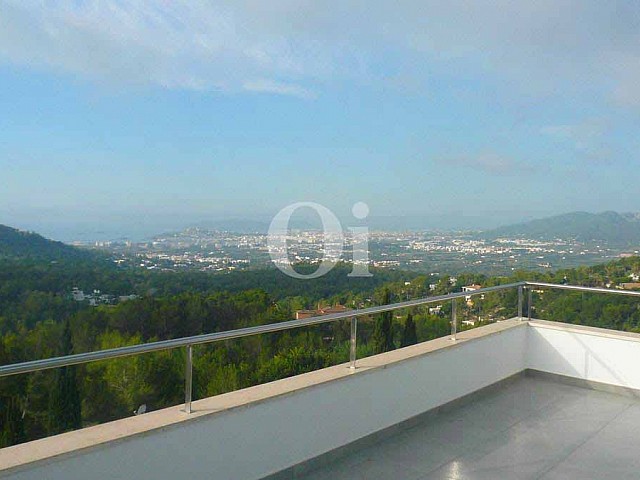 Terrase mit Anblicken einer Villa zum Verkauf  in Can Furnet, Ibiza