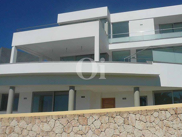 Fachada de impresionante villa en venta en Can Furnet, Ibiza