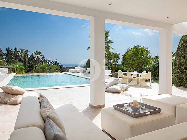 Terraza de villa de lujo en alquiler en Ibiza