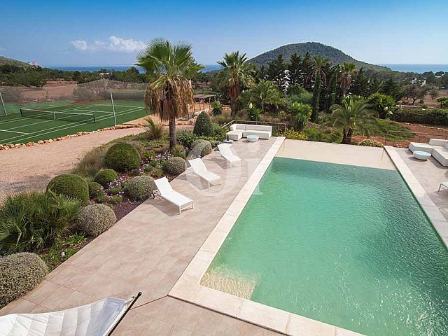 Piscina amb hamaques d'una vila amb piscina en lloguer a Cala Jundal, Eivissa