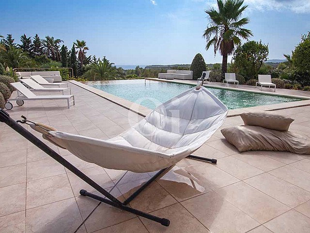 Piscina amb hamaques d'una vila amb piscina en lloguer a Cala Jundal, Eivissa