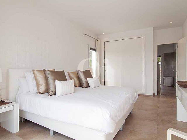 Dormitori d'una vila amb piscina en lloguer a Cala Jundal, Eivissa