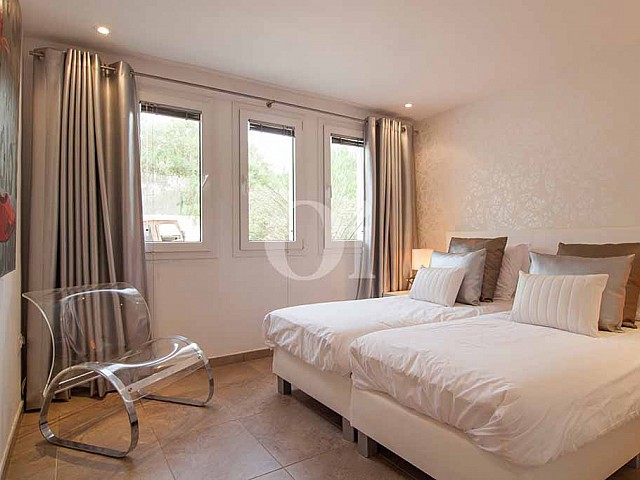 Dormitorio con dos camas de villa de lujo en alquiler en Ibiza