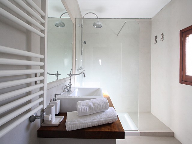 Современная ванная комната виллы в аренду на Ибице 