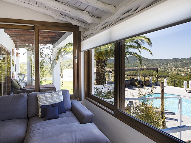 Sala de estar de preciosa villa en alquiler en San Agustin, Ibiza