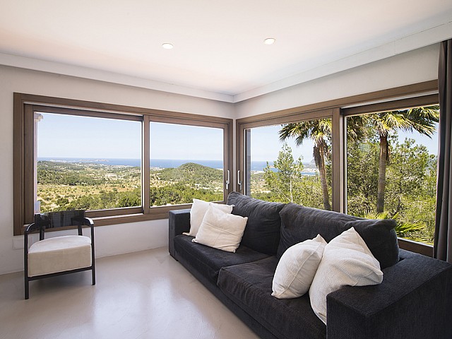 Sala d'estar amb vistes  d'una vila d'estil eivissenc en lloguer a Sant Agustí, Eivissa