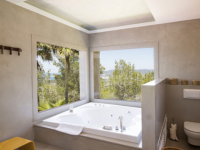 Bany amb banyera d'hidromassatge d'una vila d'estil eivissenc en lloguer a Sant Agustí, Eivissa