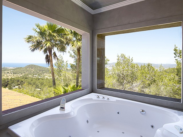 Baño con bañera de preciosa villa en alquiler en San Agustin, Ibiza