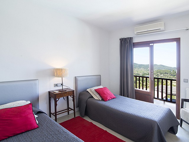 Dormitorio con dos camas de preciosa villa en alquiler en San Agustin, Ibiza