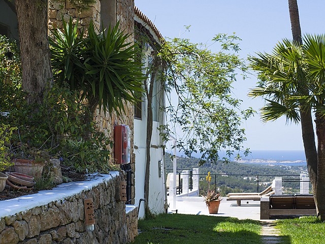 Exteriors  d'una vila d'estil eivissenc en lloguer a Sant Agustí, Eivissa