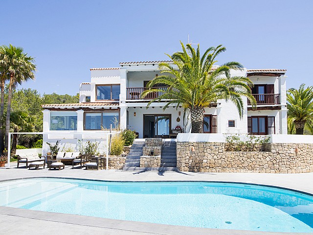Fachada de preciosa villa en alquiler en San Agustin, Ibiza