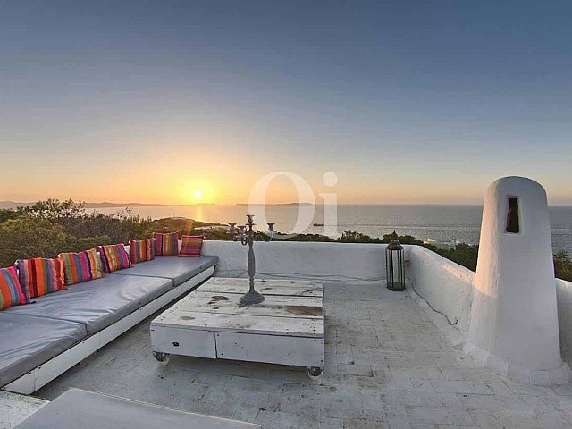 Terrassa amb vistes al mar d'una vila d'estil eivissenc en venda a Punta Galera, Eivissa