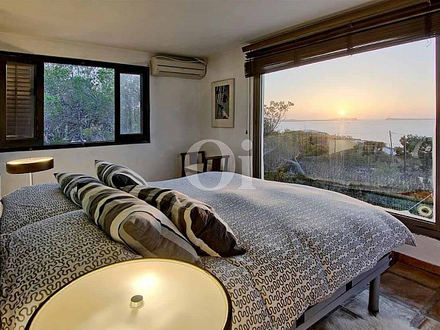 vista de dormitorio principal con sensacionales vistas exteriores al mar en casa  ibicenca en venta 