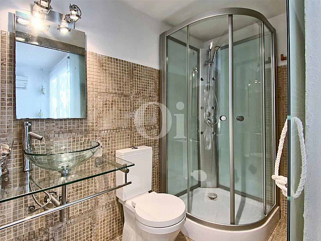 vista de de baño con gran ducha en casa en venta estilo ibicenco