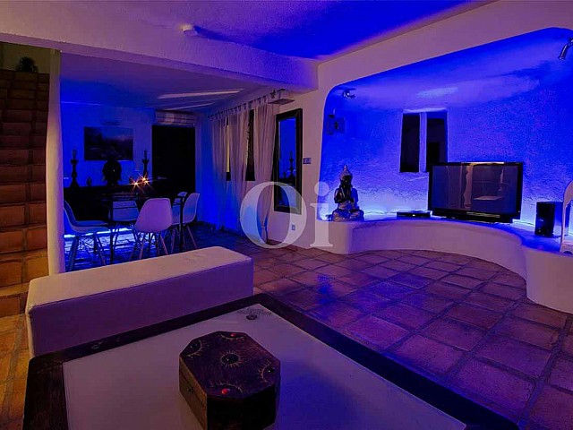vista de salón  con luces leds de colores en villa estilo ibicenco en venta 