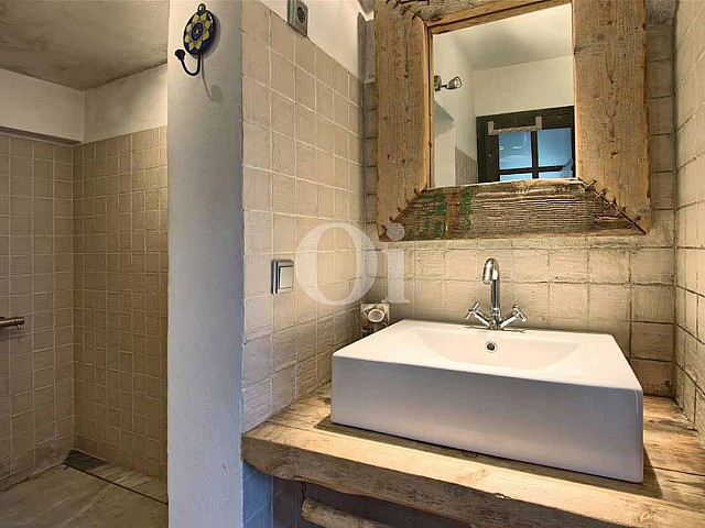 vista de baño cometo con ducha en casa estilo ibicenco en venta