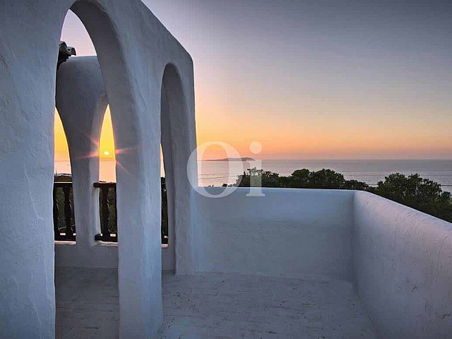 vista de terraza con vistas al mar y al atardecer en casa estilo ibicenco en venta 