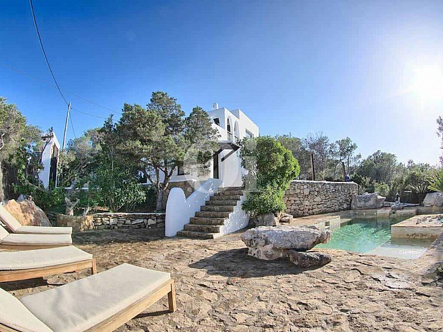 Solàrium amb hamaques d'una vila d'estil eivissenc en venda a Punta Galera, Eivissa