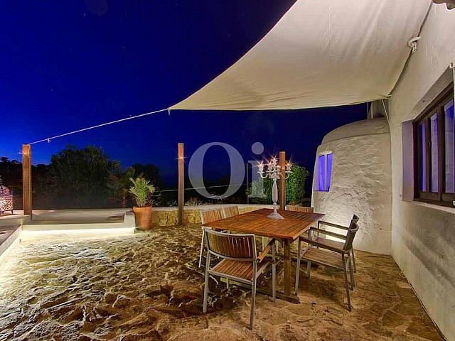 vista de terraza iluminada en villa estilo ibicenco en venta 