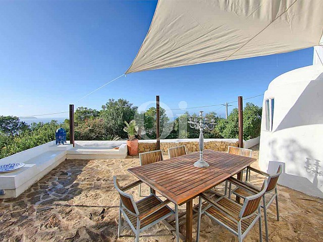 vista de terraza soledad con comedor en casa estilo ibicenco en venta 