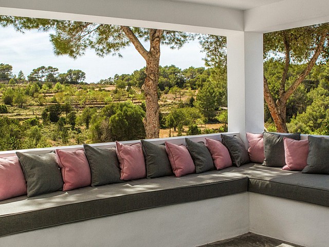 Arbor de exclusiva villa con fantasticas vistas en alquiler, Ibiza