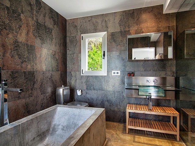 Шикарная ванная комната виллы в аренду на Ибице 
