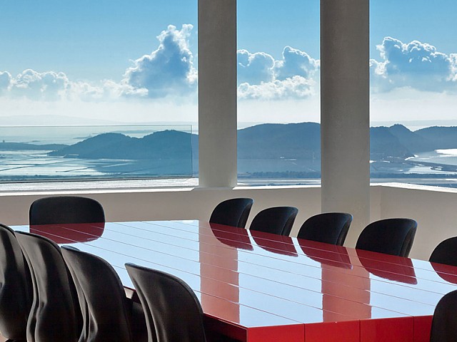 Salón-comedor de lujosa villa con maravillosas vistas en alquiler en Ibiza 