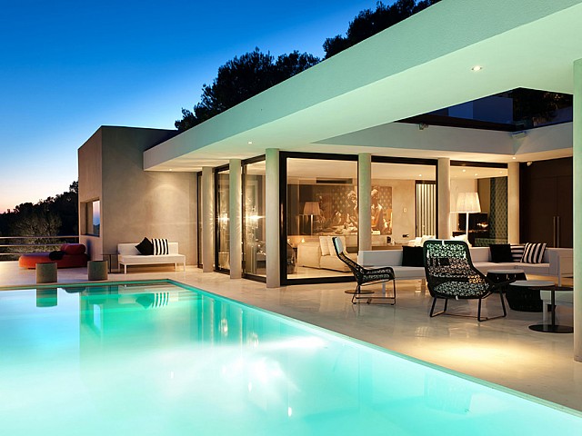 Piscina de lujosa villa con maravillosas vistas en alquiler en Ibiza 