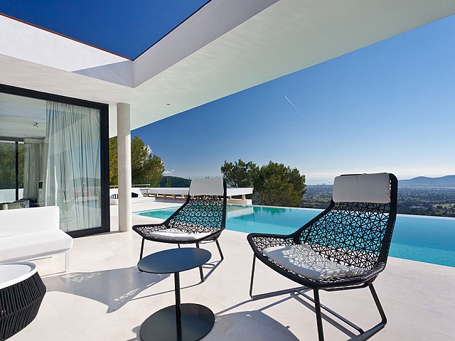 Vistas de lujosa villa con maravillosas vistas en alquiler en Ibiza 
