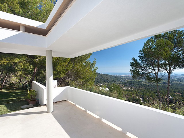 Terraza soleada de lujosa villa con maravillosas vistas en alquiler en Ibiza 