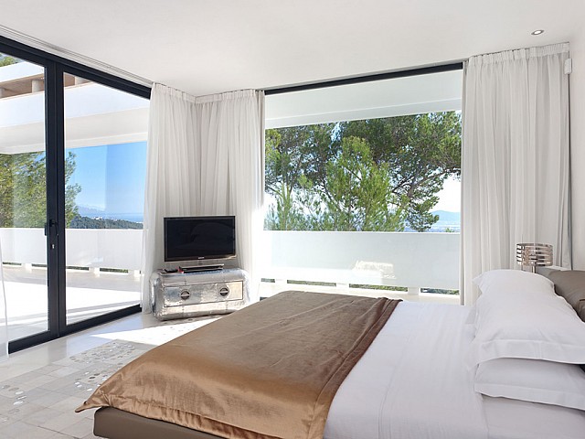 Dormitorio de lujosa villa con maravillosas vistas en alquiler en Ibiza 