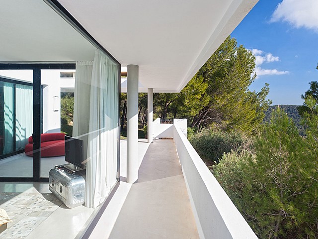 Balcón de lujosa villa con maravillosas vistas en alquiler en Ibiza 