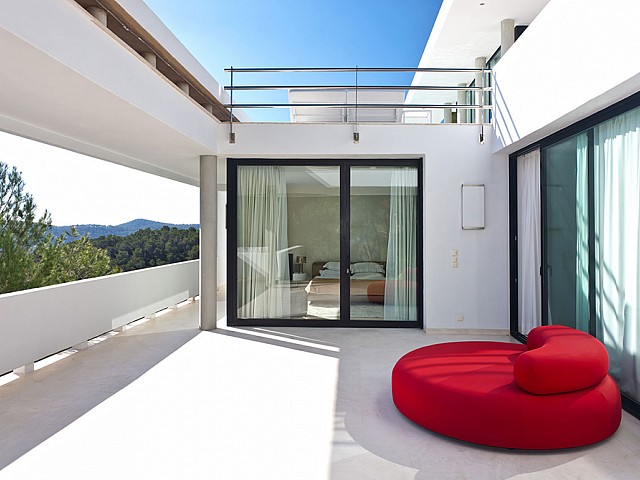 Terraza de lujosa villa con maravillosas vistas en alquiler en Ibiza 