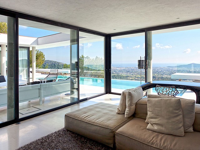 Sala de estar de lujosa villa con maravillosas vistas en alquiler en Ibiza 