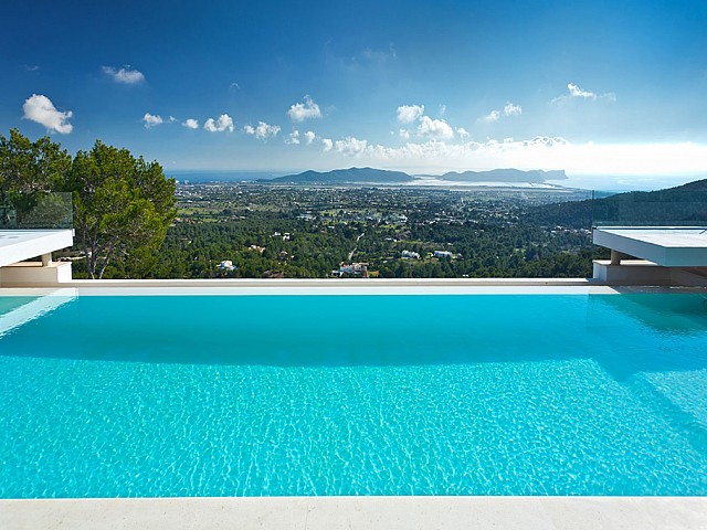 Piscina propia de lujosa villa con maravillosas vistas en alquiler en Ibiza 