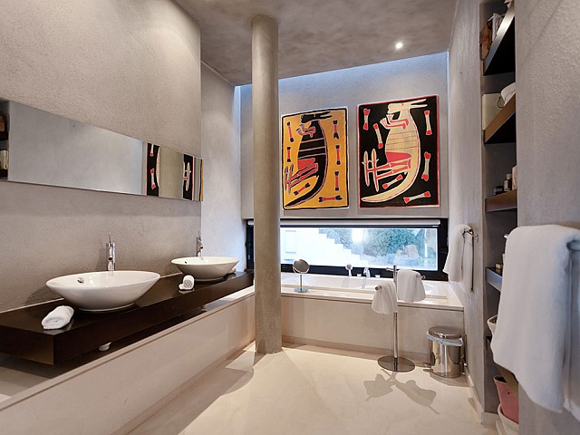 Baño con bañera de lujosa villa con maravillosas vistas en alquiler en Ibiza 