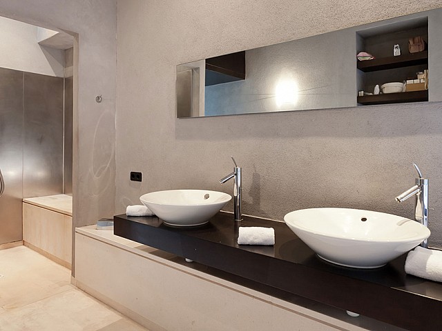Baño con ducha de lujosa villa con maravillosas vistas en alquiler en Ibiza 