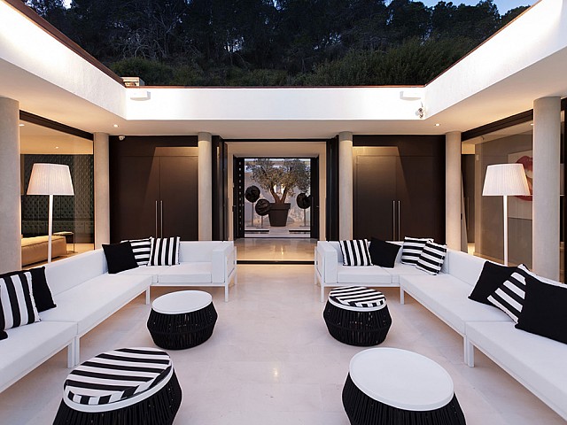 Sala de estar de lujosa villa con maravillosas vistas en alquiler en Ibiza 