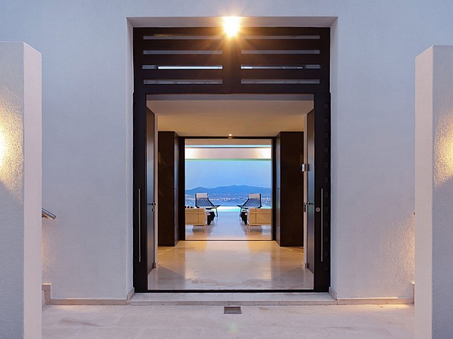 Entrada de lujosa villa con maravillosas vistas en alquiler en Ibiza 