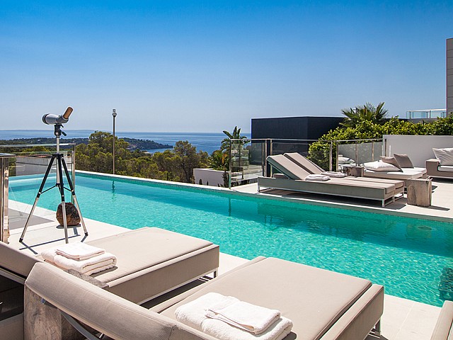 Piscina amb hamaques d'una impressionant vila de luxe en lloguer a Es Cubells, Eivissa 