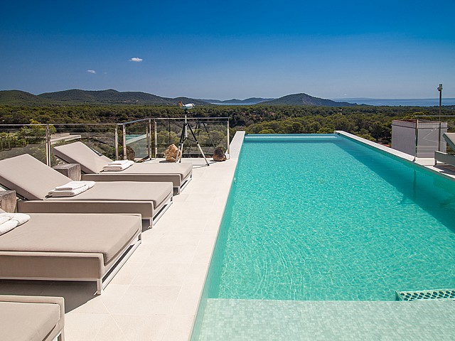 Piscina amb hamaques d'una impressionant vila de luxe en lloguer a Es Cubells, Eivissa
