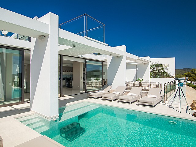Zona de relax exterior y piscina de una impresionante villa de lujo en alquiler en Es Cubells, Ibiza